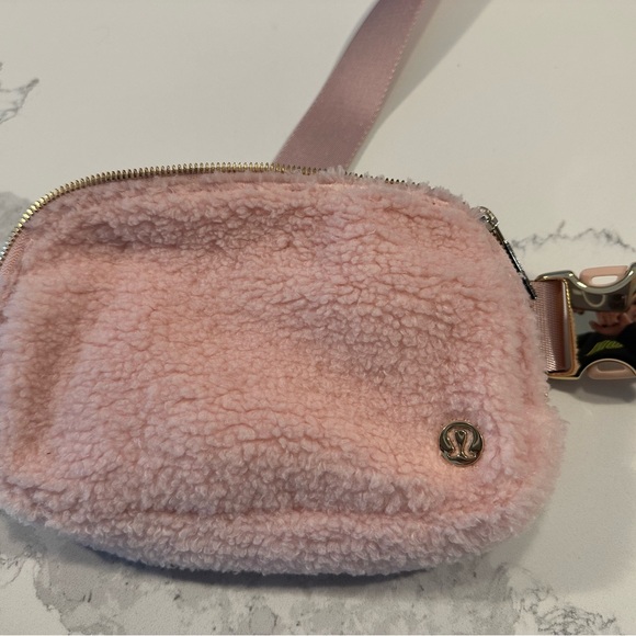 Lululemon Everywhere Pink Fleece Belt Bag/Crossbody - Picture 1 of 4